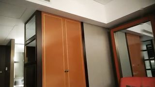 【69堂午夜视频】高马尾网红外围美女，牛仔裤修长美腿，小伙很满意，拔下内衣一顿亲，拨开内裤舔小穴，吸吮大屌，上位骑乘正入爆操