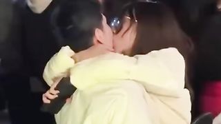 【69堂午夜视频】饥渴小情侣又出来作妖_在大庭广众下激情热吻毫不羞涩_难道所有人都是他们play的一环