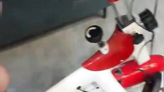 【69堂午夜视频】黑料吃瓜_动感单车自慰喷水神器，单身姐妹骑到高潮爽翻，谁还稀罕男人