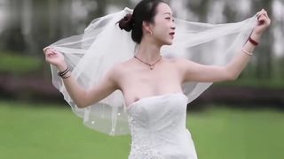 【69堂午夜视频】黑料吃瓜_我也要当摄影师_新娘外拍婚纱照只顾摆pos_两颗红红的樱桃被摄影师看光了_定要好好调教一番