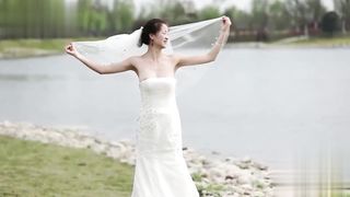 【69堂午夜视频】黑料吃瓜_我也要当摄影师_新娘外拍婚纱照只顾摆pos_两颗红红的樱桃被摄影师看光了_定要好好调教一番