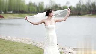 【69堂午夜视频】黑料吃瓜_我也要当摄影师_新娘外拍婚纱照只顾摆pos_两颗红红的樱桃被摄影师看光了_定要好好调教一番