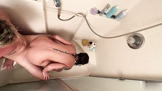 【69堂午夜视频】洗澡的时候骚逼就不老实勾引我她终于让我成功的后入操逼射精了