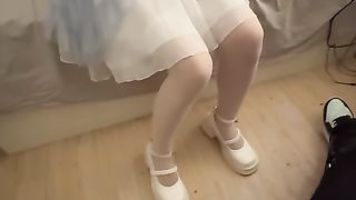 【69堂午夜视频】蓝白裙裹不住巨乳，鸡巴硬得干她无毛逼内射满穴，爽得她浪叫求再来。