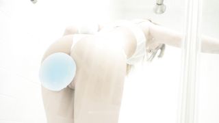 【69堂午夜视频】偷看在浴室的少女玩出手paly被发现后直接潮吹喷水！