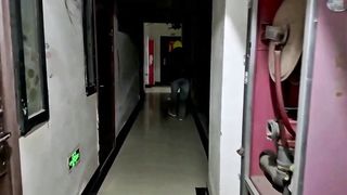 【69堂午夜视频】全网首发，性感单身女下班回家 惨遭猥琐男跟踪猥亵