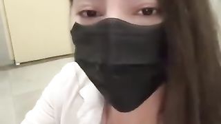 【69堂午夜视频】绿帽男爱玩刺激的，在公园露出，在男次所啪啪。