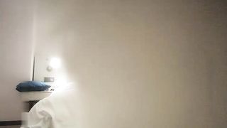 【69堂午夜视频】极品牛仔裤网红脸女主角 从沙发上干到床上操的她受不了