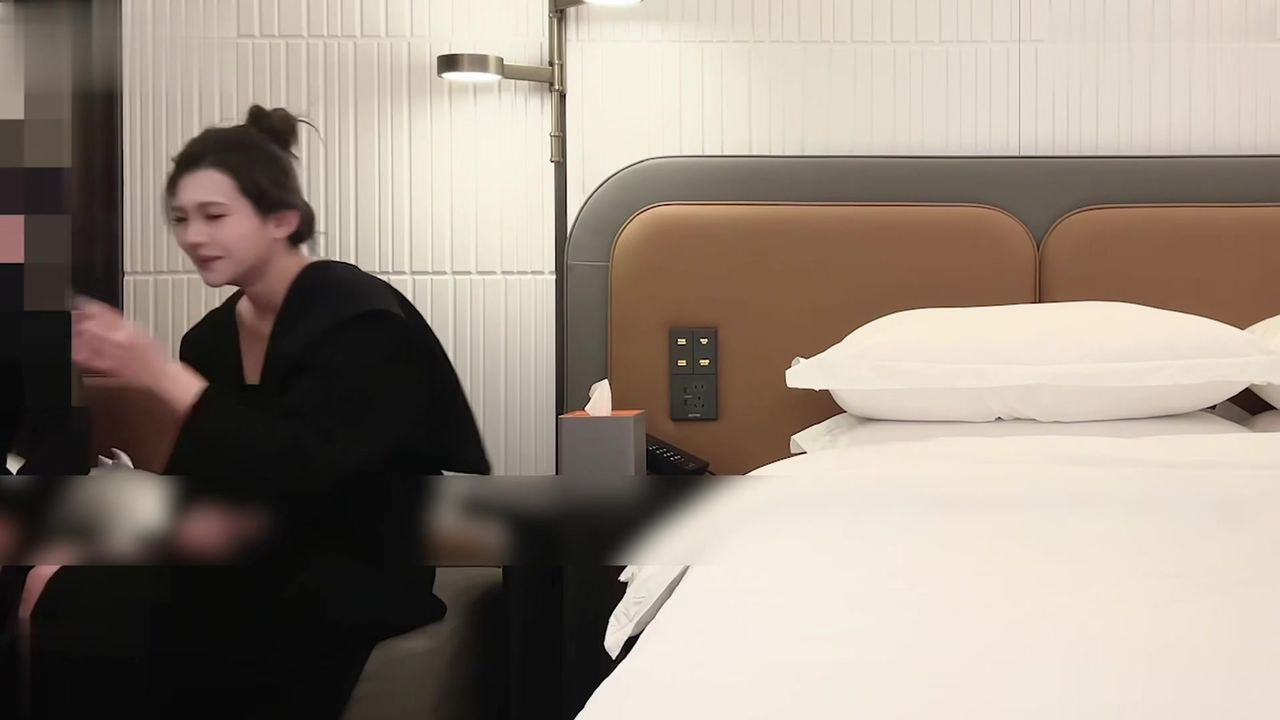 【69堂午夜视频】女神气质温柔体贴，扛腿抽插打桩机，把她干得不要不要的