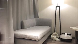 【69堂午夜视频】神似王祖贤的小姐姐，肤白貌美大长腿，沙发上啪啪干猛干