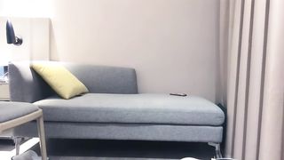 【69堂午夜视频】高颜牛仔裤邻家装扮小姐姐直言花活开眼界