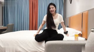 【69堂午夜视频】3000约炮微胖类型的兼职外围，外表清纯性格好，还有很多姿势不会需要调教，深入交流干得她嗷嗷叫