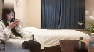 【69堂午夜视频】约炮刚破处没多久的在校清纯学生妹，身材高挑白嫩紧致