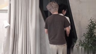 【69堂午夜视频】反差妹下班去在酒吧遇到一个帅哥，背着丈夫和把他带回家偷情，无套射在小穴里