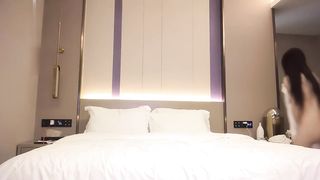 【69堂午夜视频】性感小女优的第一次当外围