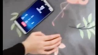 【69堂午夜视频】淫荡人妻打着电话操着逼