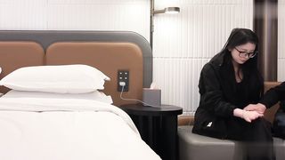 【69堂午夜视频】今天约了个戴眼镜的学生妹，旺仔小馒头还在发育中，不会口活差点口吐了，下面毛毛很少很紧都给干红了