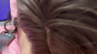 【69堂午夜视频】女儿一边帮我口，一边跟男朋友打电话，一接通，就互相老公老婆的叫着