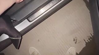 【69堂午夜视频】极品性感姐姐微露脸穿上油光黑丝趴在大马路上露出求操，姐姐还说如果被路人看到就拉他一起过来操