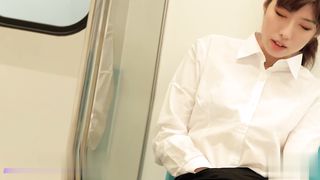 【69堂午夜视频】超级饥渴的小少妇没想到在地铁上就被人干来