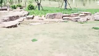 【69堂午夜视频】光天化日刺激寻欢 周末带着妹妹去公园散步 半天找不到厕所