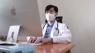 【69堂午夜视频】医师帮助健身女教练，使用特殊疗法，舒缓她的工作压力