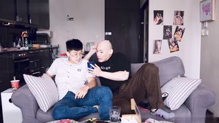 【69堂午夜视频】宅男晕船外送茶