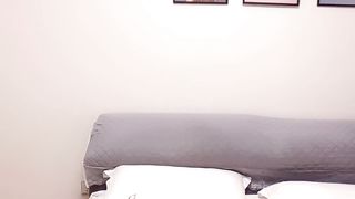 【69堂午夜视频】私欲甜妹露脸风骚极品美少妇穿着浴袍诱惑，在狼友的指挥下脱光光发骚，揉奶玩逼看特写，妩媚销魂浪叫呻吟