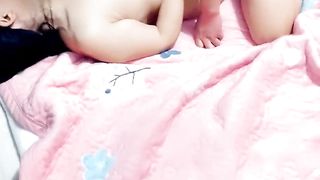 【69堂午夜视频】轻熟女骚人妻跟好哥玩激情4P，全程露脸丝袜高跟，深喉大鸡巴，骚逼和小嘴一起被插还被好姐妹揉奶子淫声荡语