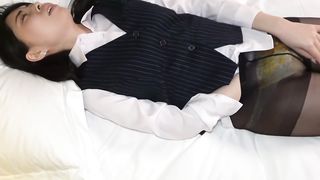 【69堂午夜视频】OL黑丝自慰不满足需要大肉棒插入才够止痒