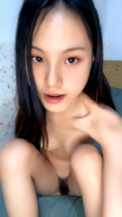 【69堂午夜视频】你的欲梦制服露脸听狼友指挥，脱光光展示完美好身材，揉奶玩逼掰开给狼友看骚逼特写水嫩诱人，精彩不要错过