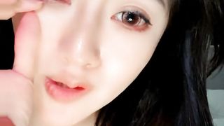 【69堂午夜视频】新来的气质美人妻，妩媚风情很是诱惑，揉奶玩逼互动撩骚特写展示，逼逼里塞跳蛋高潮喷尿，自己舔手上的淫水