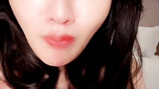 【69堂午夜视频】新来的气质美人妻，妩媚风情很是诱惑，揉奶玩逼互动撩骚特写展示，逼逼里塞跳蛋高潮喷尿，自己舔手上的淫水