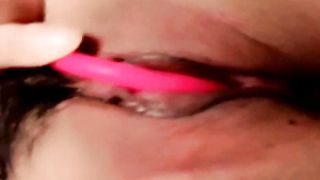 【69堂午夜视频】新来的气质美人妻，妩媚风情很是诱惑，揉奶玩逼互动撩骚特写展示，逼逼里塞跳蛋高潮喷尿，自己舔手上的淫水