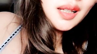 【69堂午夜视频】新来的气质美人妻，妩媚风情很是诱惑，揉奶玩逼互动撩骚特写展示，逼逼里塞跳蛋高潮喷尿，自己舔手上的淫水