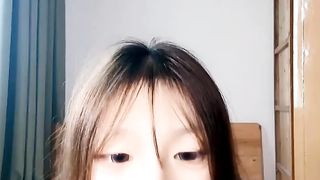 【69堂午夜视频】逼逼粉嫩纯情的小美女一个人直播诱惑狼友，逼毛没几根特写展示好刺激，跟狼友撩骚互动展示诱惑小舞蹈好骚啊