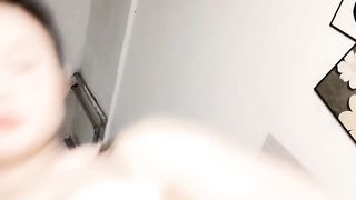 【69堂午夜视频】一个北京妹妹精彩小秀露脸直播，跟狼友互动撩骚揉奶玩逼，跳蛋塞里面自慰抽插，站着喷水了好骚精彩又刺激