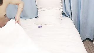 【69堂午夜视频】乖乖小野猫露脸跟两大哥玩3P，微SM情趣小乳夹，口交大鸡巴舔蛋蛋道具插骚穴，压在身下拎着奶头爆草刺激