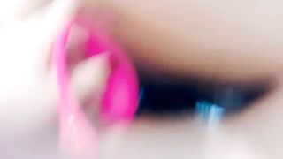 喂不饱的小妖精全程露脸跟大哥玩3P，让两哥轮流爆草干尿了，深喉口交大鸡巴多体位爆草蹂躏，骚穴特写好刺激