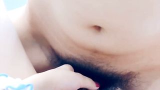 喂不饱的小妖精全程露脸跟大哥玩3P，让两哥轮流爆草干尿了，深喉口交大鸡巴多体位爆草蹂躏，骚穴特写好刺激