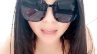 【69堂午夜视频】墨镜新人妹妹激情大秀，身材不错奶子诱人，逼里塞着跳蛋自慰呻吟，淫声荡语互动撩骚，撅着屁股求草刺激