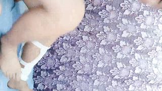 【69堂午夜视频】牛仔裤少妇良家小骚货，全程露脸跟大哥激情啪啪直播，让大哥吃奶舔逼舔脚，淫声荡语互动撩骚，无套插入真骚