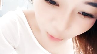 颜值不错的小少妇露脸激情大秀，逼里塞着炮击抽插，跟狼友撩骚互动脱光光，揉奶玩逼跳蛋自慰淫荡，浪叫不止