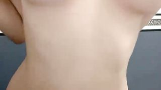 颜值区顶级美女下海，D罩杯美乳，大又坚挺，超棒身材前凸后翘，搔首弄姿，可惜不露逼