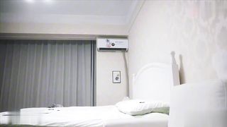 【69堂午夜视频】约操00年雪白妹子，她咬唇的样子像极了爱情