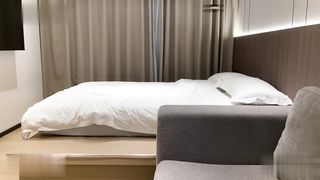 【69堂午夜视频】葫芦身，腰细胸大腿长，妹子还特别温柔，白虎小穴，各种姿势压腿猛干