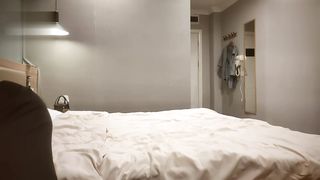 【69堂午夜视频】身材苗条大一新生初次下海，懵懂无知现场教学