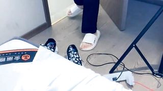 颜值不错的风骚女友乖巧听话给小哥舔弄大鸡巴， 一点都不抗草让小哥从床上干到沙发，浪叫呻吟不止精彩刺激