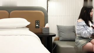 【69堂午夜视频】后入屁股都给干红了，最后套子滑掉了无套内射，协商赔了500才走