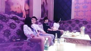 【69堂午夜视频】叫来苗条大长腿美女公主唱歌聊天黑丝唱完跟好兄弟换两妹子加钱啪啪